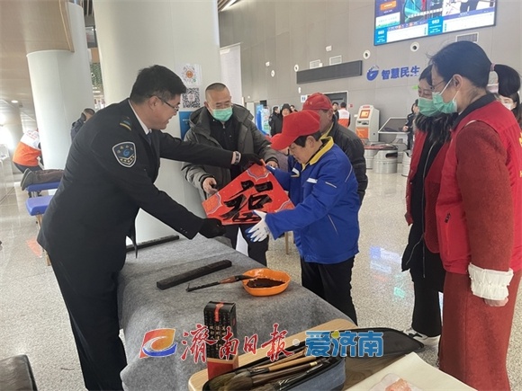 冬至将至，济南公交集团暖心行动：为户外劳动者送上温暖与关怀  第2张