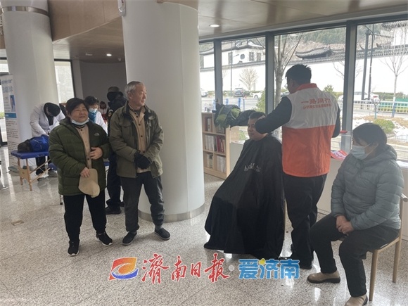 冬至将至，济南公交集团暖心行动：为户外劳动者送上温暖与关怀  第3张
