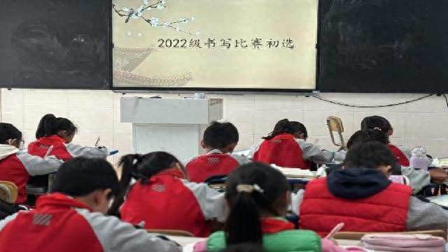 揭秘：小学生如何用一笔一画书写出汉字艺术的神奇世界？  第1张