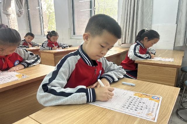 揭秘：小学生如何用一笔一画书写出汉字艺术的神奇世界？  第2张