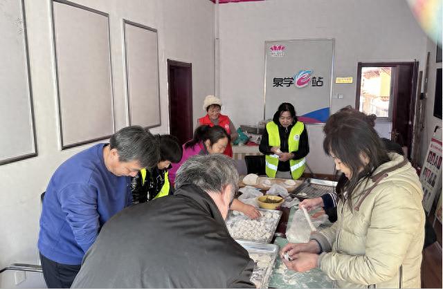 冬至暖心行动：垃圾分类督导员与志愿者齐包饺子，共学分类知识