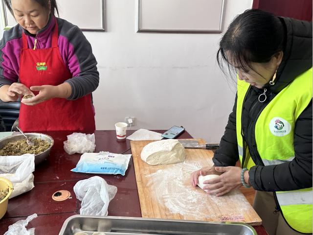 冬至暖心行动：垃圾分类督导员与志愿者齐包饺子，共学分类知识  第2张