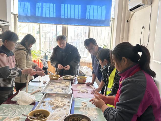 冬至暖心行动：垃圾分类督导员与志愿者齐包饺子，共学分类知识  第4张