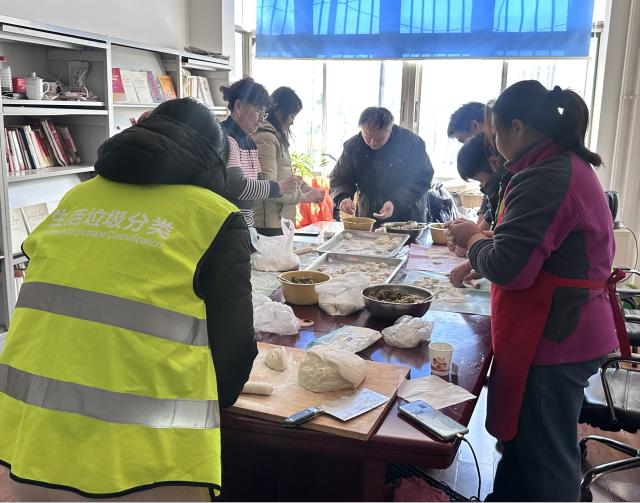 冬至暖心行动：垃圾分类督导员与志愿者齐包饺子，共学分类知识  第3张
