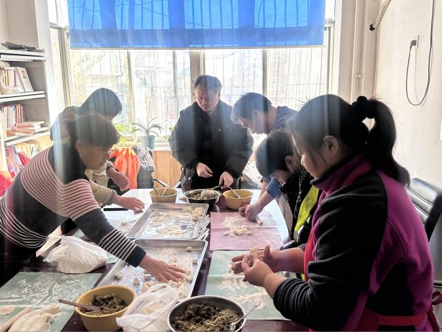 冬至暖心行动：垃圾分类督导员与志愿者齐包饺子，共学分类知识  第6张