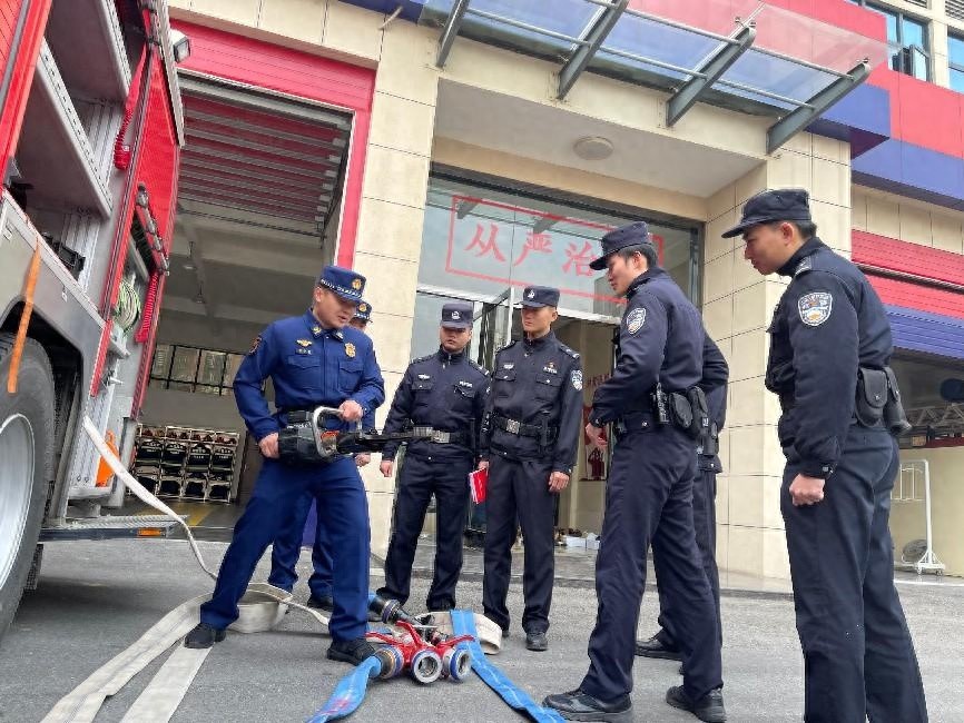 冬季防火大作战：襄阳警方与消防联手，实战演练提升应急能力  第1张