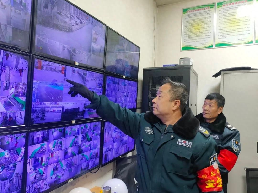 2024年校园反恐演练惊心动魄：保安如猎豹般迅速制服可疑人员  第1张