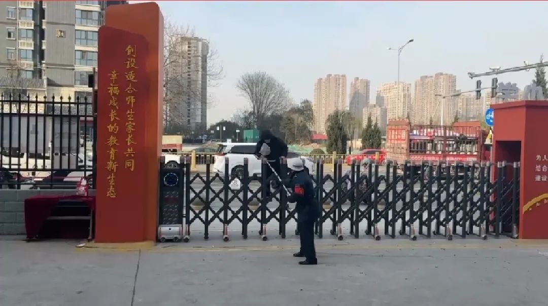 2024年校园反恐演练惊心动魄：保安如猎豹般迅速制服可疑人员  第4张