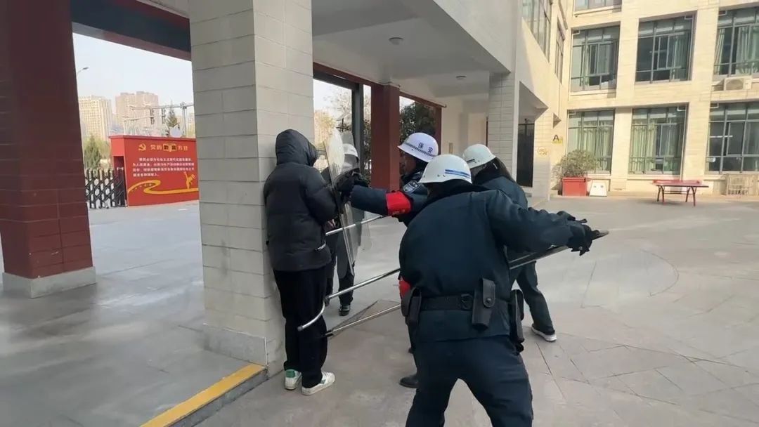 2024年校园反恐演练惊心动魄：保安如猎豹般迅速制服可疑人员  第5张