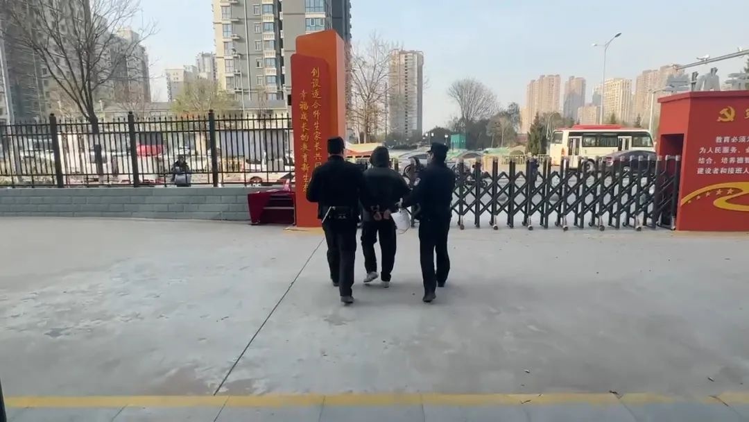 2024年校园反恐演练惊心动魄：保安如猎豹般迅速制服可疑人员  第7张
