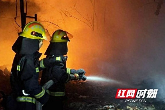 惊心动魄！益阳老屋大火现场直击：16名消防员生死救援，火光冲天震撼人心  第1张