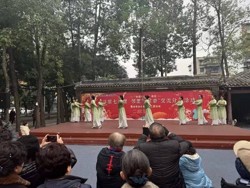 揭秘成都七道堰社区自治队伍的精彩表演，邻里一家亲的温暖瞬间  第1张
