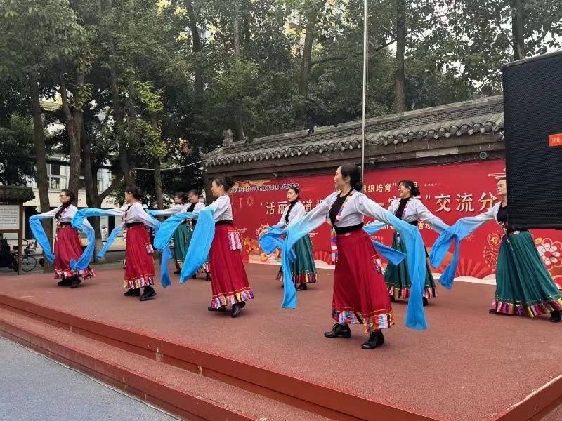 揭秘成都七道堰社区自治队伍的精彩表演，邻里一家亲的温暖瞬间  第2张