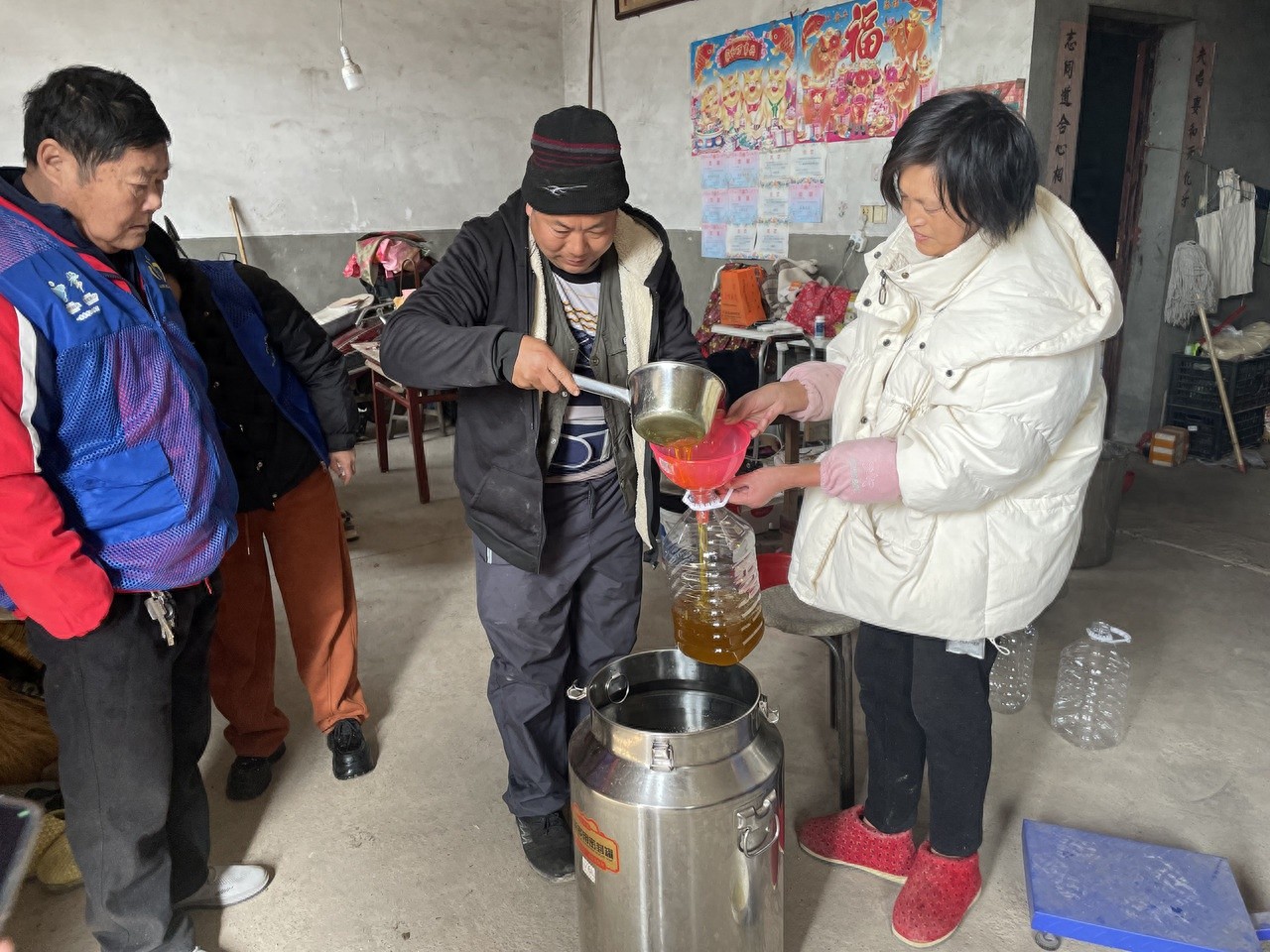 志愿者上门收购，低保户的蜂蜜、山茶油瞬间变现金