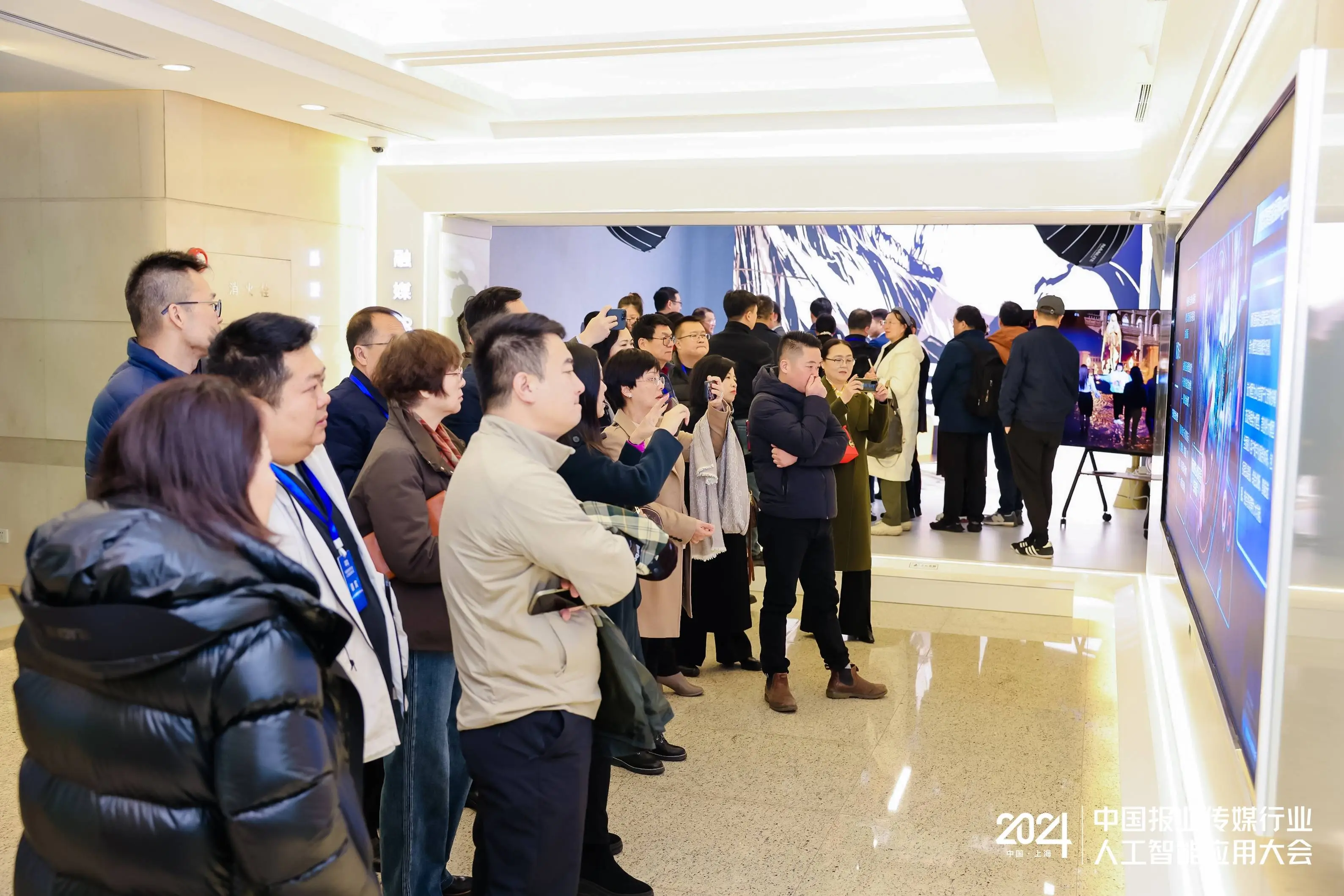 揭秘上海报业集团AI技术应用：如何引领传媒行业新潮流？