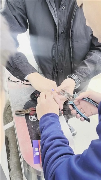 卡地亚戒指卡住手指,价值不菲却成救命难题,消防救援如何化解危机? 第1张 卡地亚戒指卡住手指,价值不菲却成救命难题,消防救援如何化解危机? 第1张