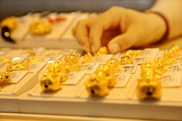 黄金价格飙升！各大品牌首饰金价重回7字头，投资机会不容错过