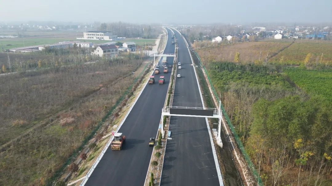 滨淮高速盐城段即将通车，巨龙般的沥青路面伸向黄海滩头，元旦前后有望正式通车  第2张