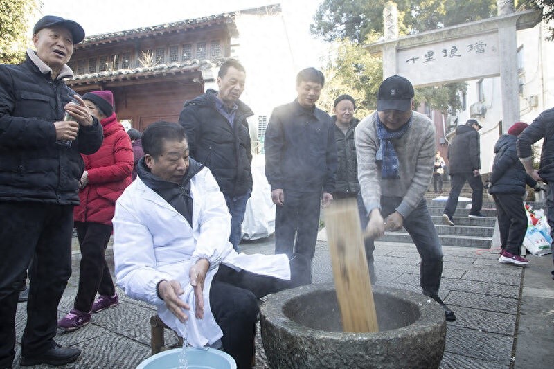冬至将至，杭州梅家坞村晒冬盛会揭秘：传统打年糕技艺惊艳全场  第1张