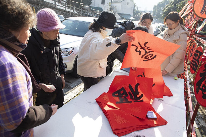冬至将至，杭州梅家坞村晒冬盛会揭秘：传统打年糕技艺惊艳全场  第3张