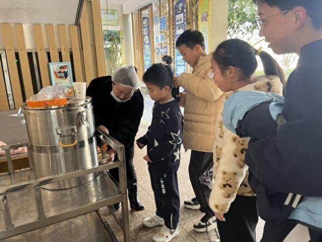 杭州师范大学东城实验学校暖暖驿站：冬日里的暖心姜茶，甜中带辣温暖整个校园  第1张