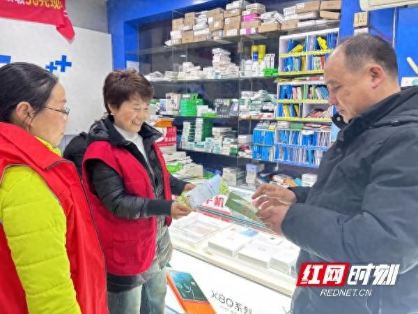独居老人家中隐患大揭秘！社区志愿者敲门入户，安全检查不容忽视  第1张