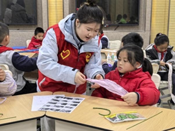 纸艺传情·爱暖童心：苏州大学生志愿者用创意手工点亮小学生的梦想  第1张