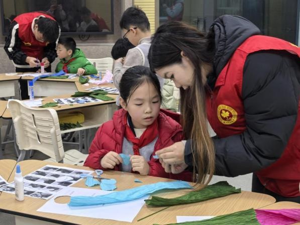 纸艺传情·爱暖童心：苏州大学生志愿者用创意手工点亮小学生的梦想  第2张