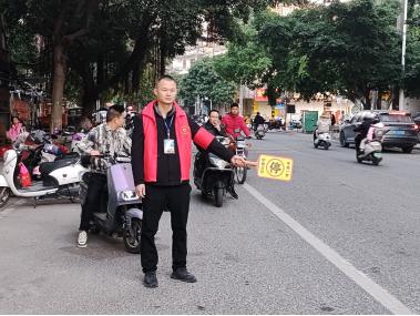 2500名家长变身治安志愿者，守护孩子上学路，安全有保障