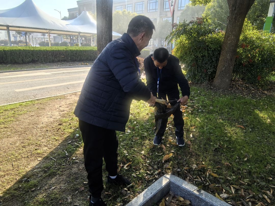 残疾人扫街清理，用行动诠释自我价值，共创美好家园  第3张