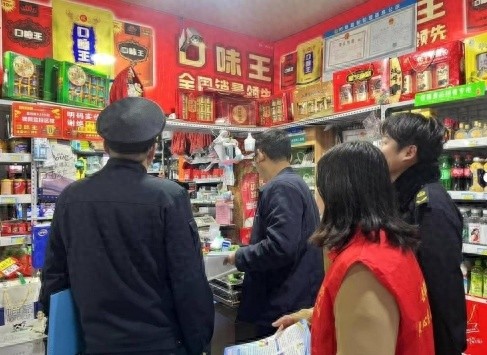 12月20日任城区古槐街道县前街社区消防安全大排查，商户企业安全无忧  第1张