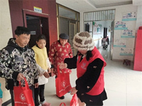 12月18日暖心行动：志愿者们为残疾人送去万份物资，助力自强自立
