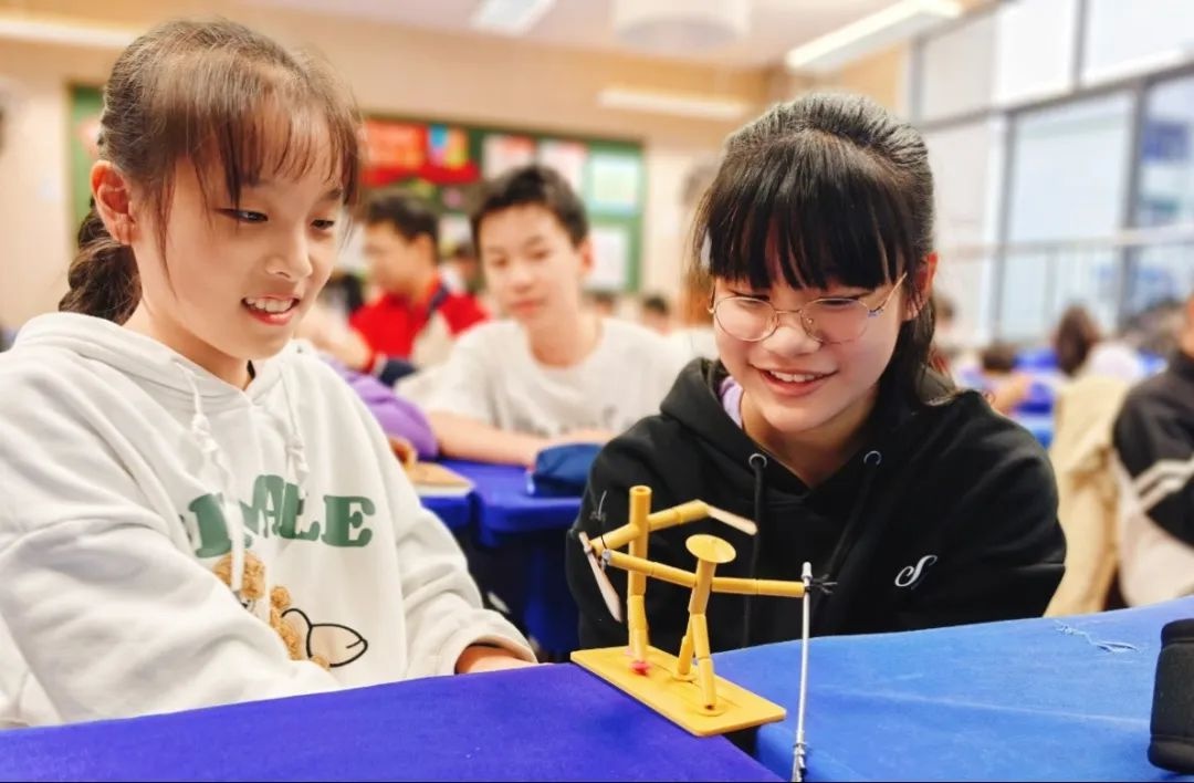 竹节人大战：湖滨小学六年级学生的创意与激情碰撞  第3张