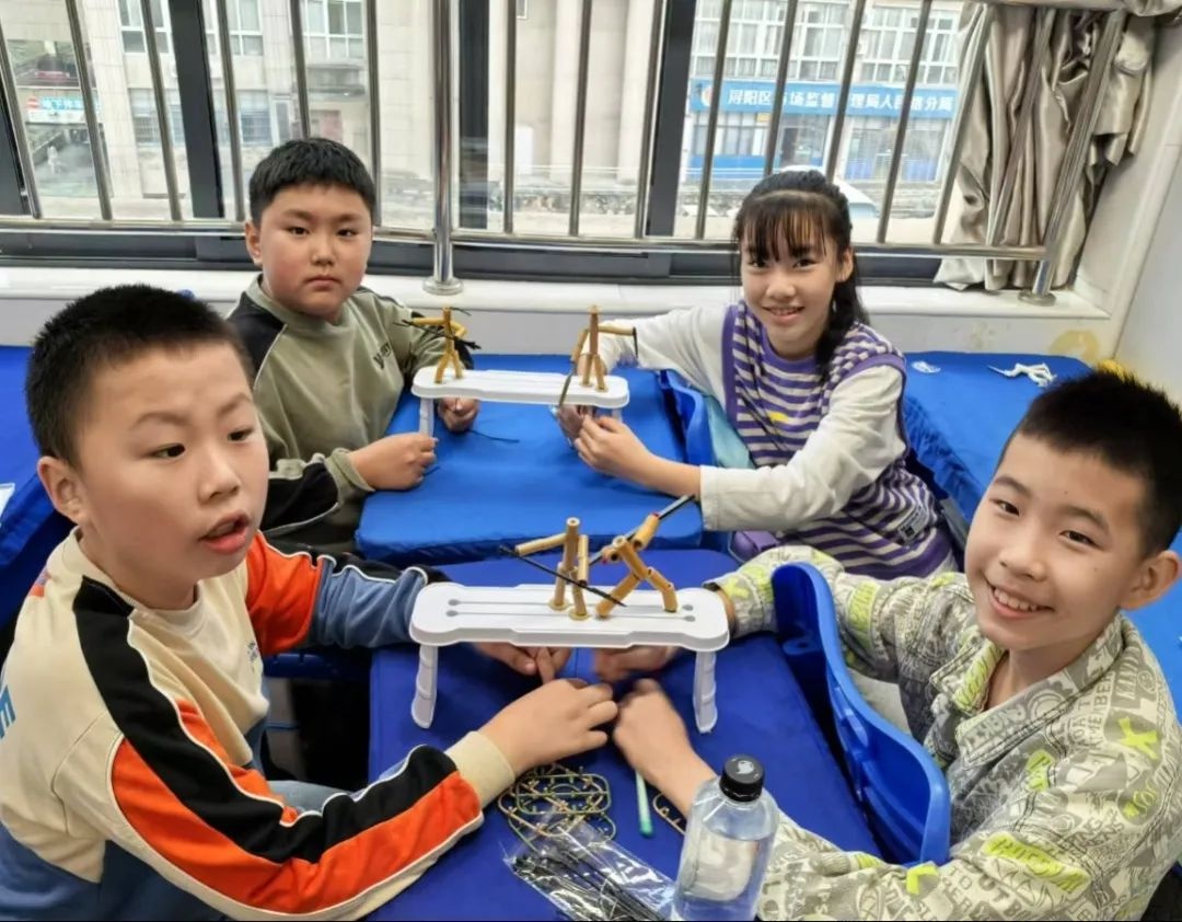 竹节人大战：湖滨小学六年级学生的创意与激情碰撞  第6张