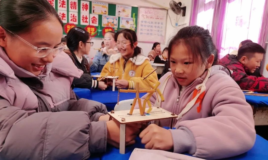 竹节人大战：湖滨小学六年级学生的创意与激情碰撞  第7张