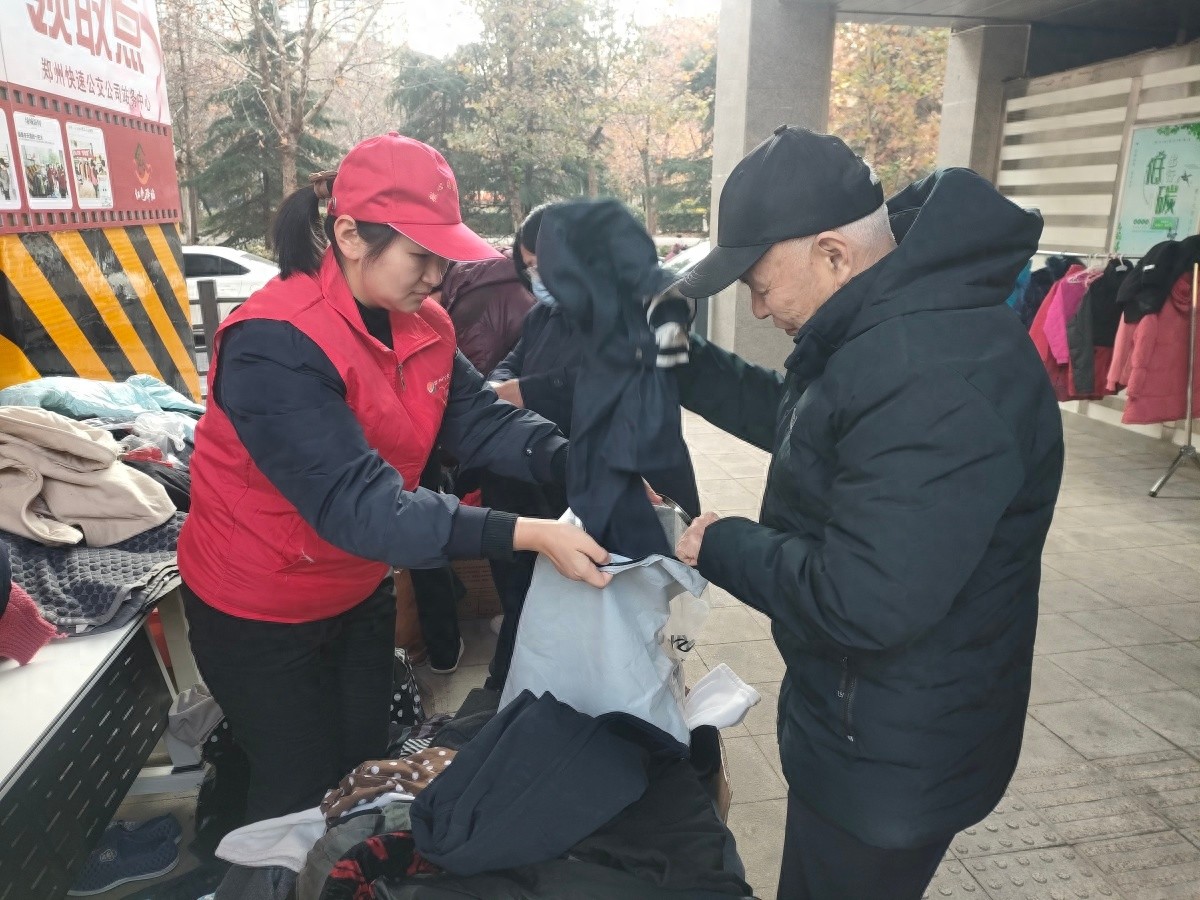 冬至寒潮来袭，郑州BRT站台变身爱心衣橱，免费衣物温暖全城  第1张