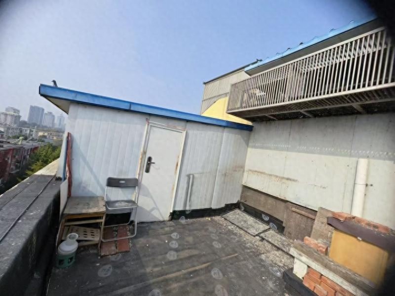 惊！楼顶违建竟藏致命隐患，23平米彩钢房被紧急拆除，居民安全终获保障
