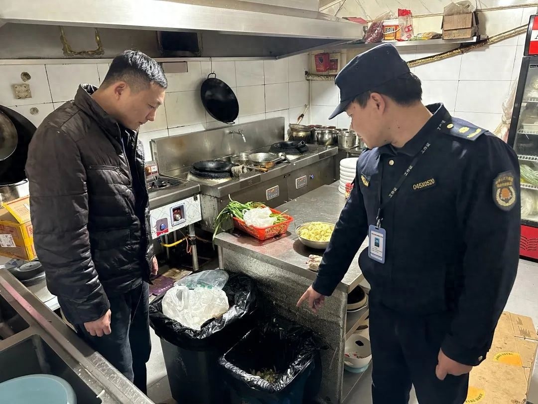 安吉县餐饮店大整治：垃圾分类与油烟净化，你做到了吗？