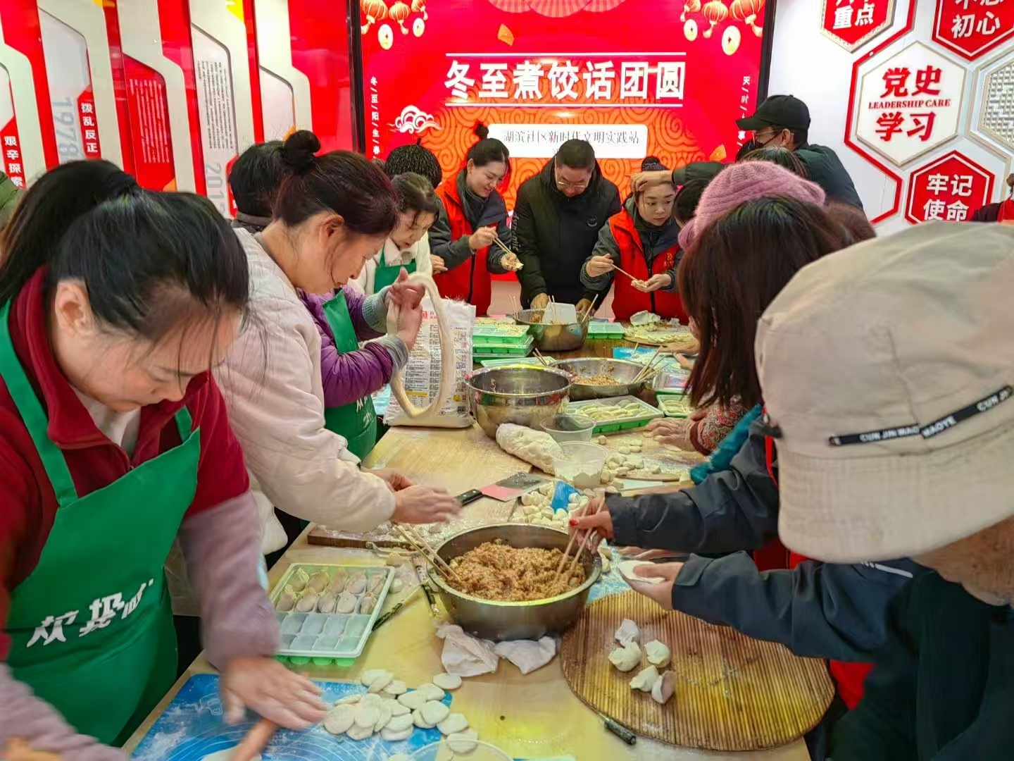 冬至暖心大行动：社区居民齐聚一堂，包饺子共度温馨团圆节  第2张