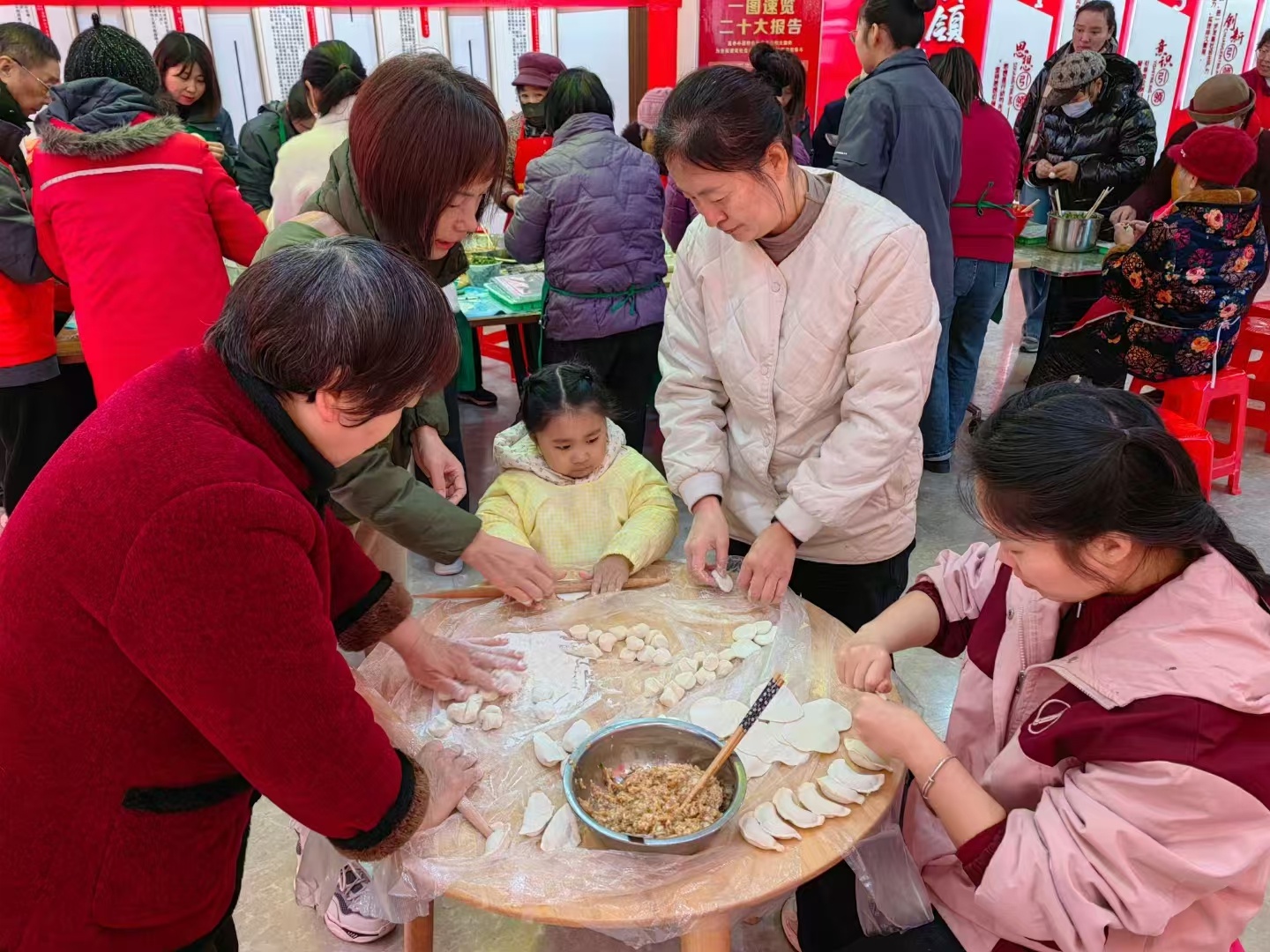 冬至暖心大行动：社区居民齐聚一堂，包饺子共度温馨团圆节  第3张