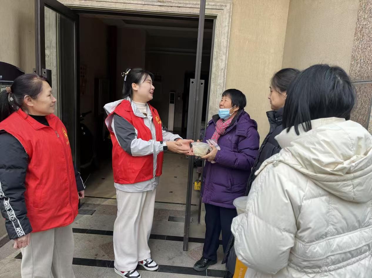 冬至暖心大行动：社区居民齐聚一堂，包饺子共度温馨团圆节  第4张