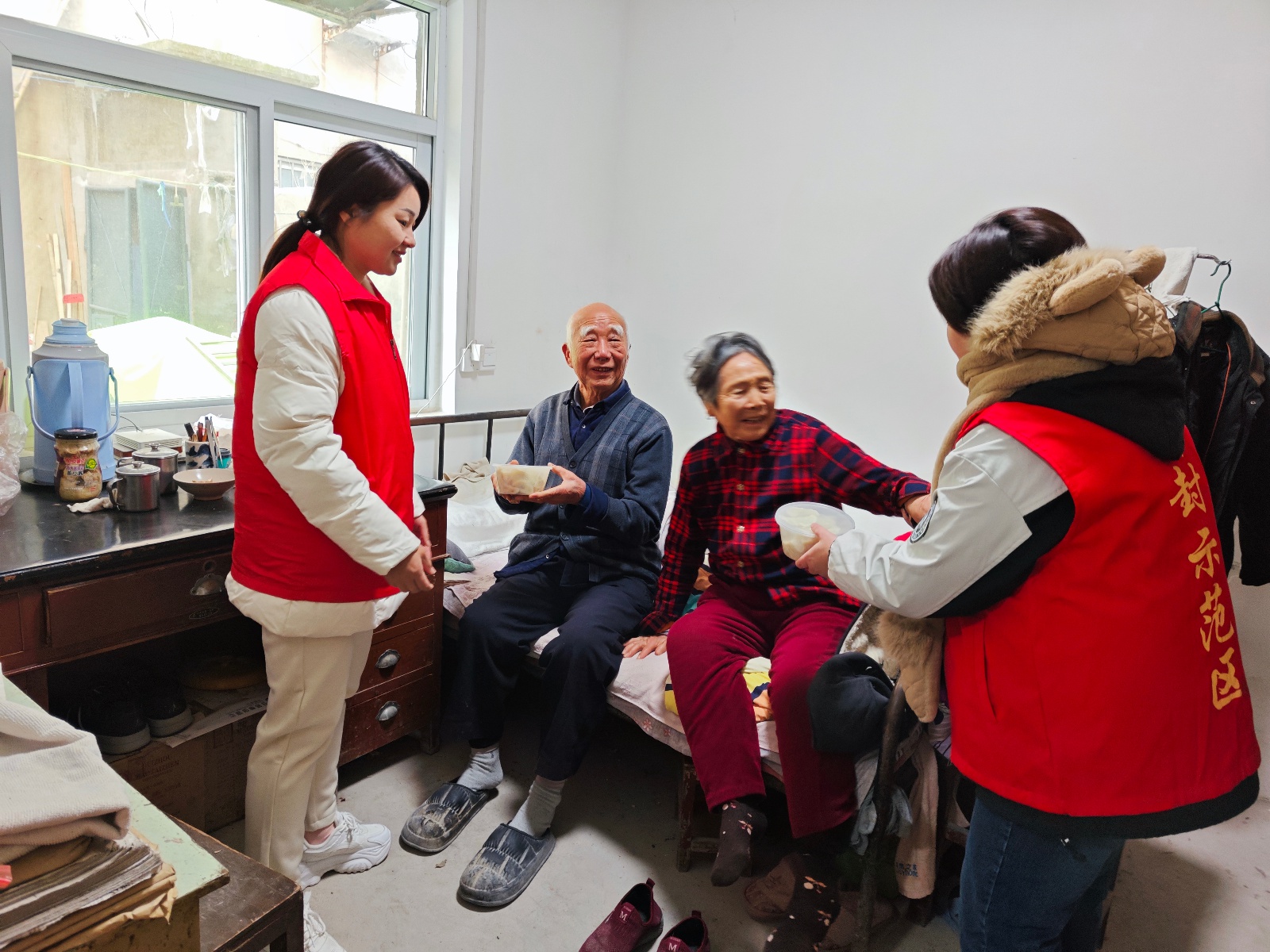 冬至暖心大行动：社区居民齐聚一堂，包饺子共度温馨团圆节  第6张