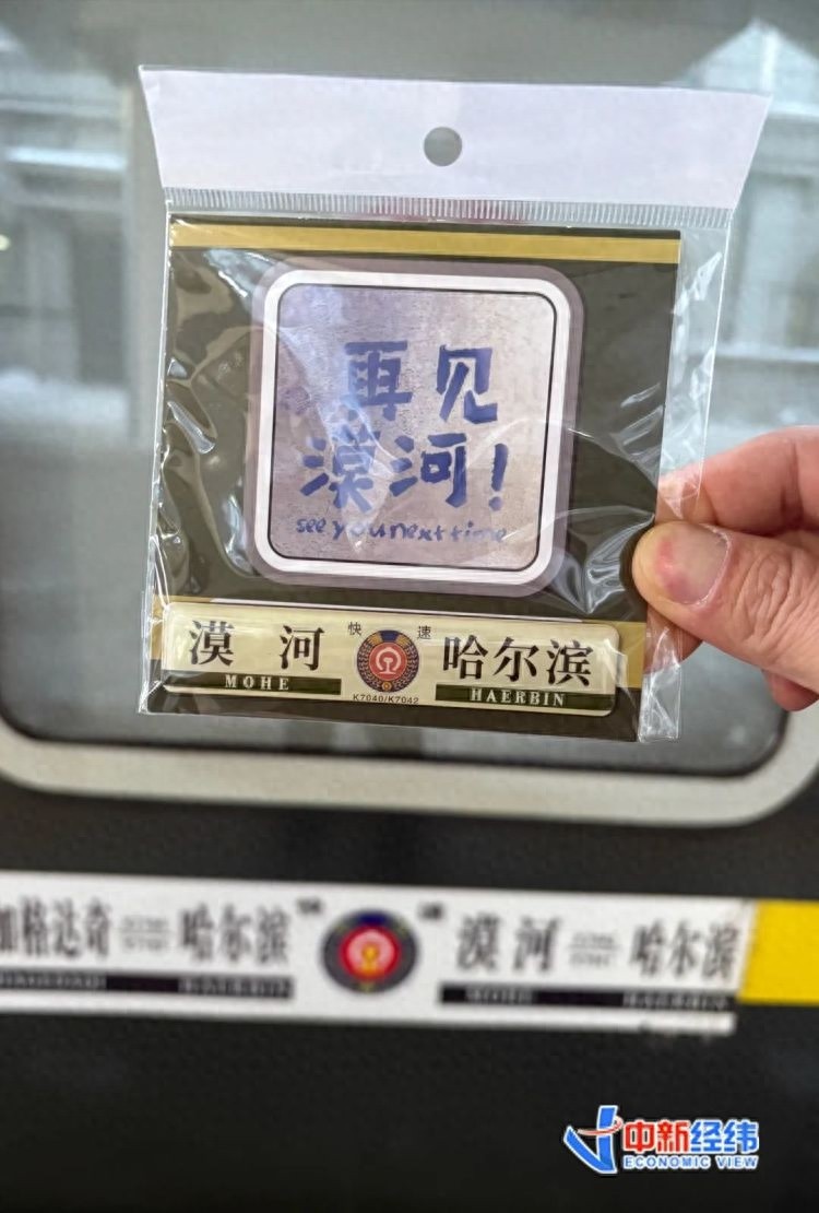 漠河火车站爆满！雪国列车一票难求，南方大学生站14小时只为看雪  第1张