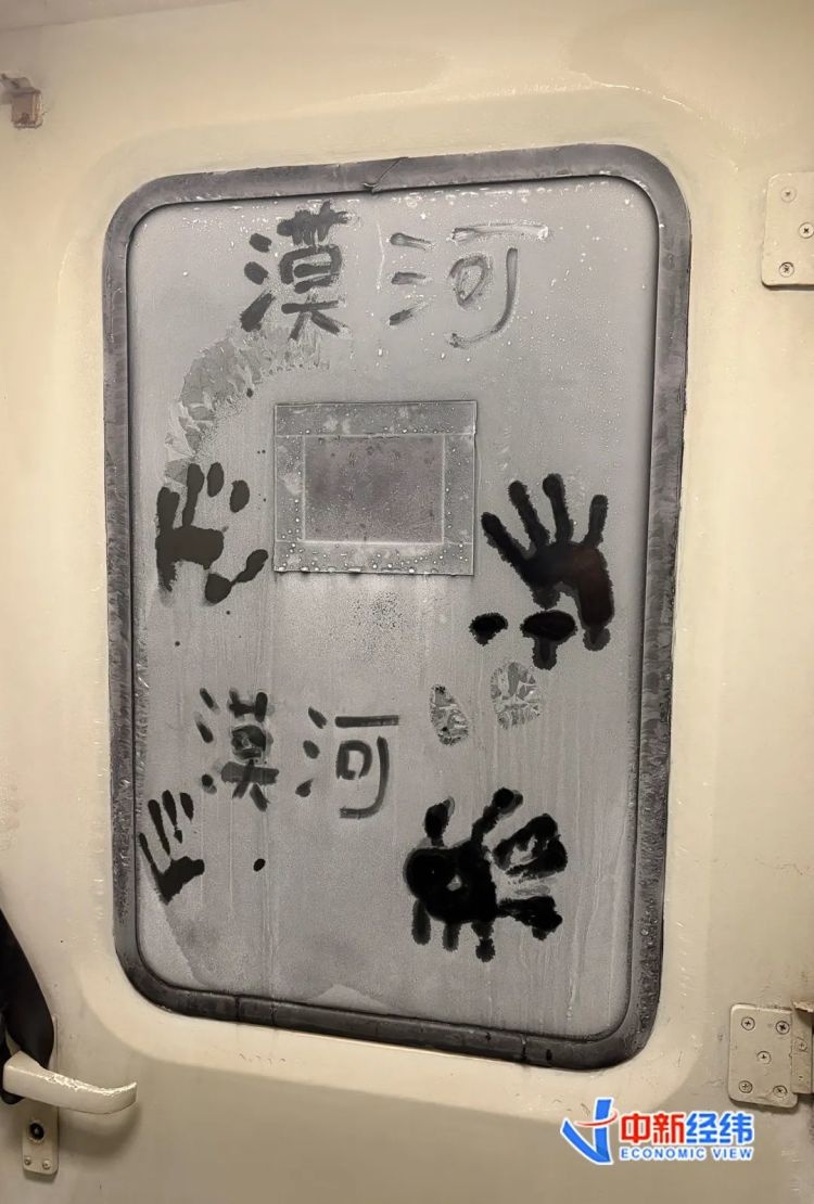 漠河火车站爆满！雪国列车一票难求，南方大学生站14小时只为看雪  第2张
