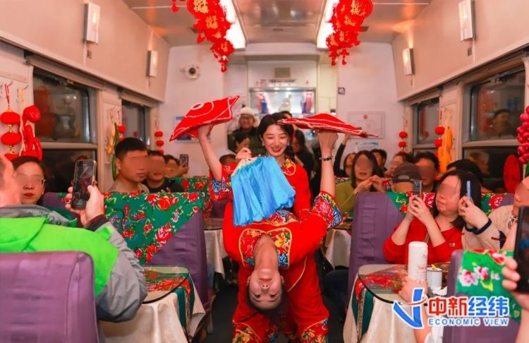 漠河火车站爆满！雪国列车一票难求，南方大学生站14小时只为看雪  第3张
