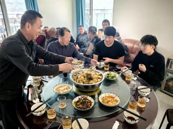 年关杀猪宴：农村年味浓，杀猪菜里藏着一年的辛勤与期盼  第3张