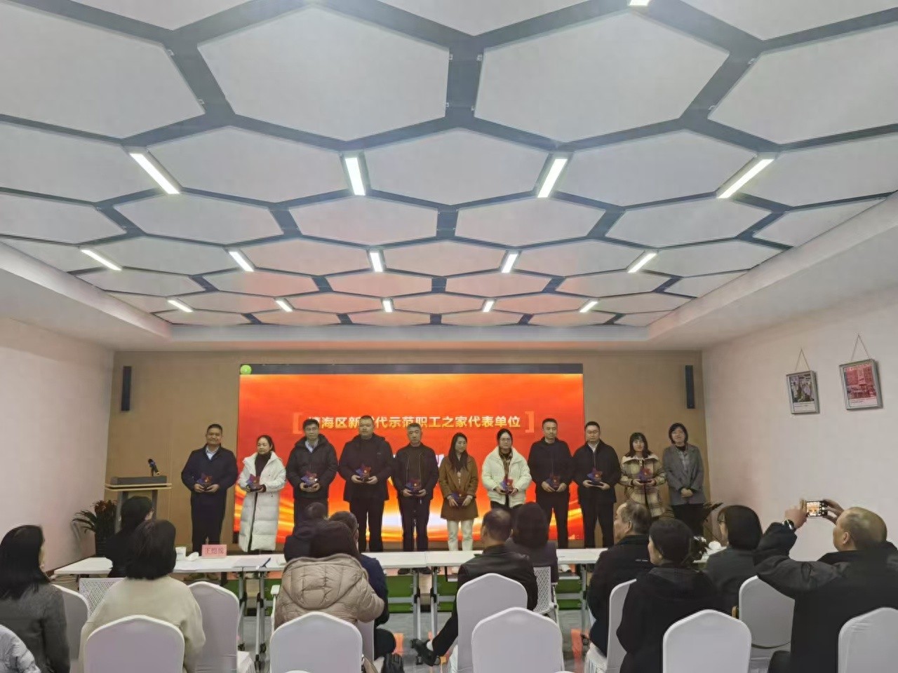 52岁保洁员穿上汉服惊艳众人，工会活动让平凡人生绽放光彩  第1张