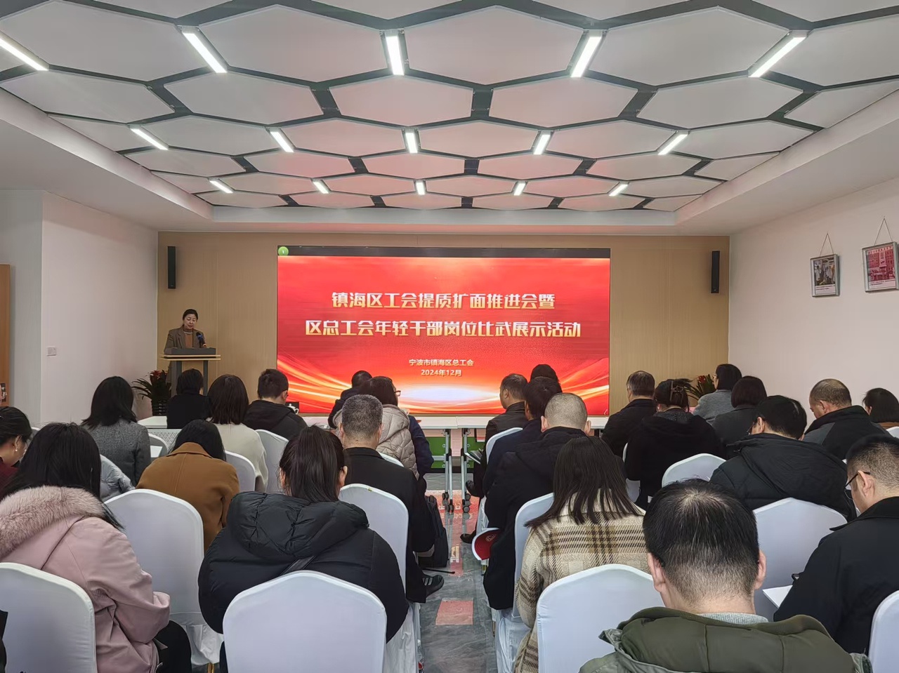 52岁保洁员穿上汉服惊艳众人，工会活动让平凡人生绽放光彩  第2张