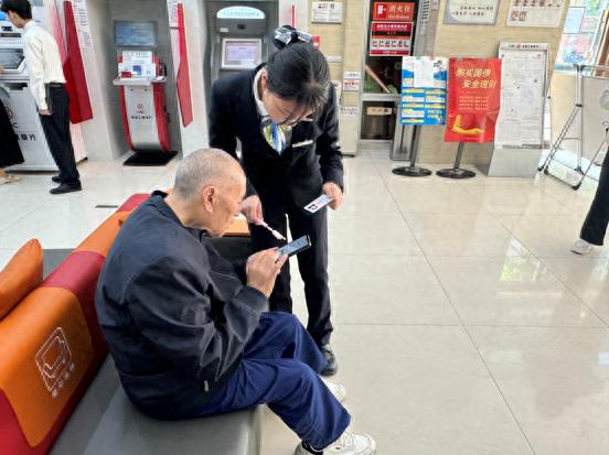 工行汉中人民路支行如何通过五星级服务赢得客户心？揭秘他们的独家服务秘籍  第1张