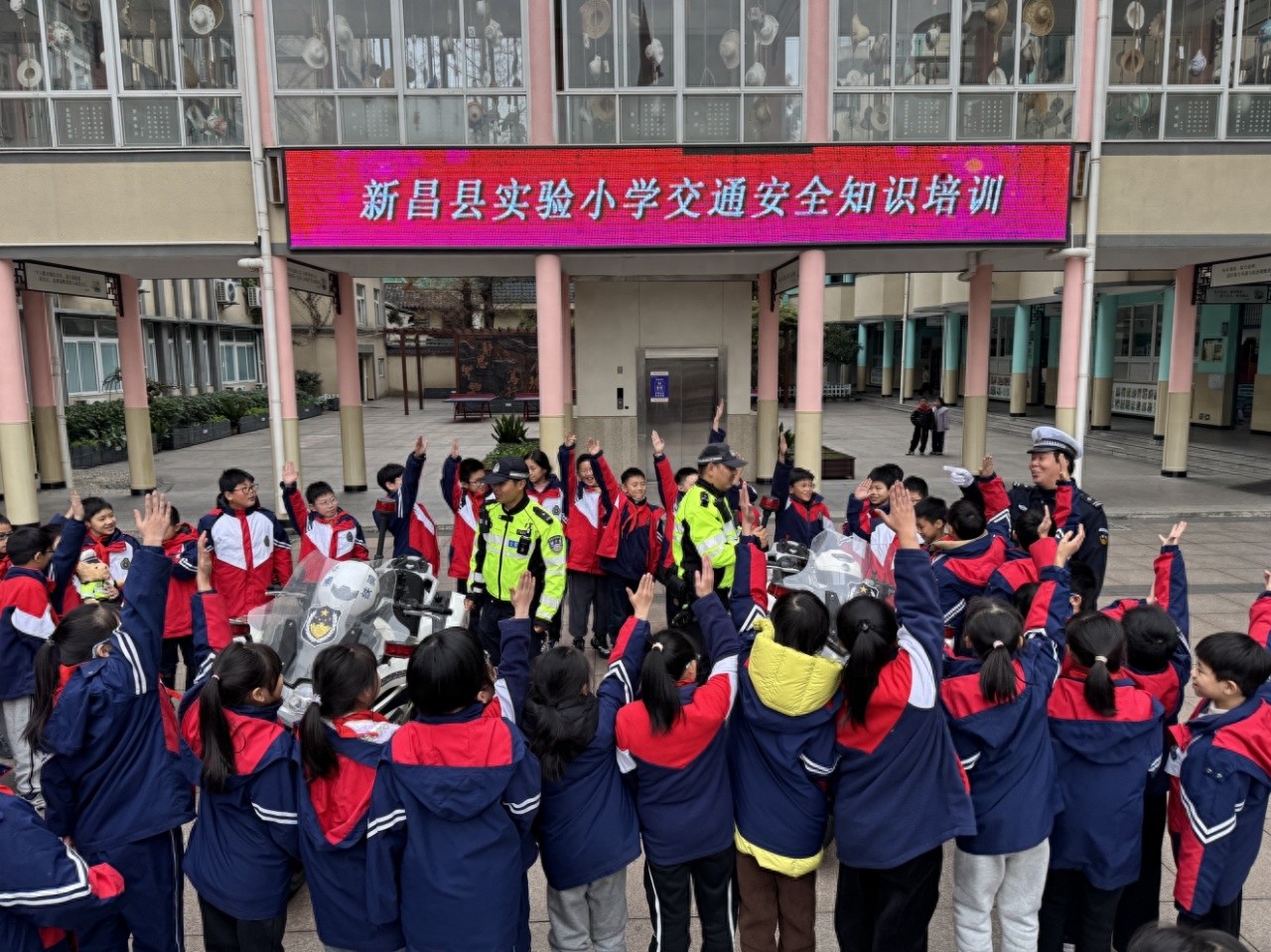 惊！小学生用榔头猛敲头盔，结果竟然是……  第1张